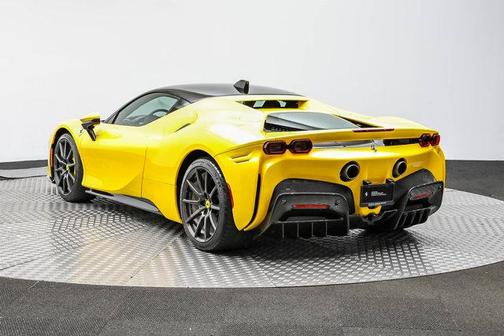 Giallo Triplo Strato 2022 Ferrari SF90 Stradale Base