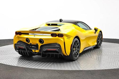 Giallo Triplo Strato 2022 Ferrari SF90 Stradale Base