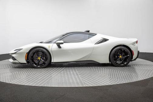 2024 Ferrari SF90 Stradale Base