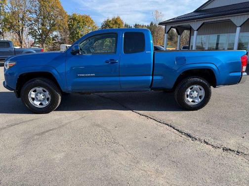 Blazing Blue Pearl 2017 Toyota Tacoma SR5