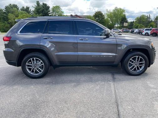 Granite Crystal Metallic Clearcoat 2020 Jeep Grand Cherokee Laredo