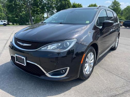 Dark Cordovan Pearlcoat 2017 Chrysler Pacifica Touring-L