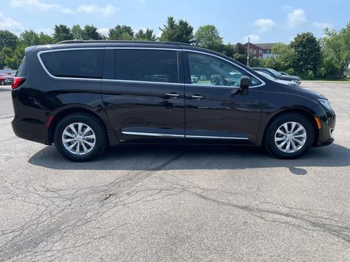 Dark Cordovan Pearlcoat 2017 Chrysler Pacifica Touring-L