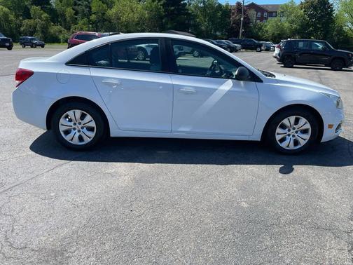 Summit White 2015 Chevrolet Cruze LS