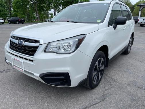 Crystal White Pearl 2018 Subaru Forester 2.5i