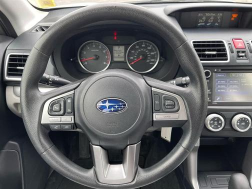 Crystal White Pearl 2018 Subaru Forester 2.5i