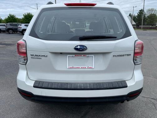 Crystal White Pearl 2018 Subaru Forester 2.5i