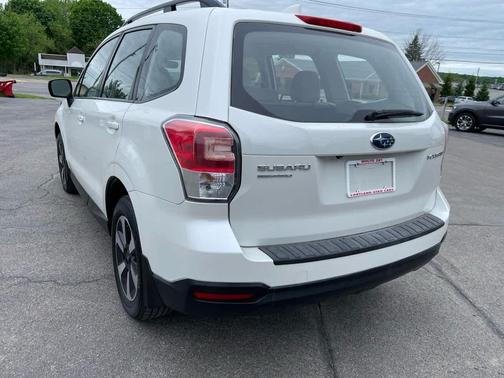 Crystal White Pearl 2018 Subaru Forester 2.5i