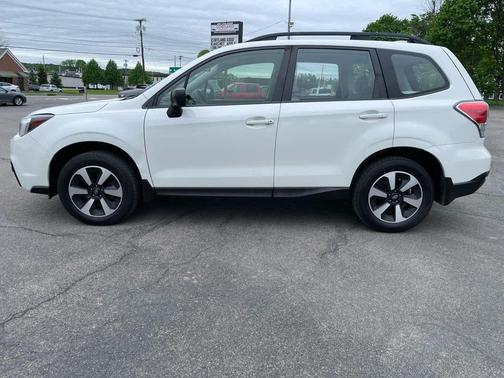 Crystal White Pearl 2018 Subaru Forester 2.5i