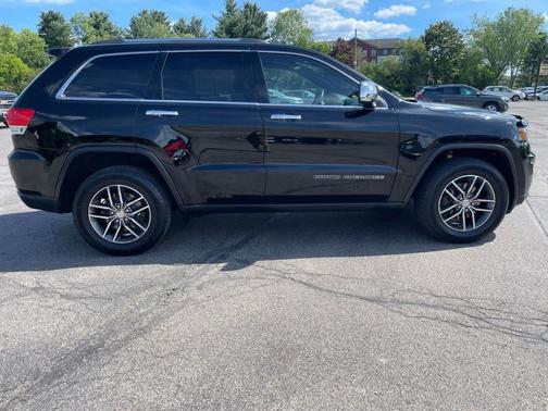 Diamond Black Crystal Pearlcoat 2017 Jeep Grand Cherokee Limited