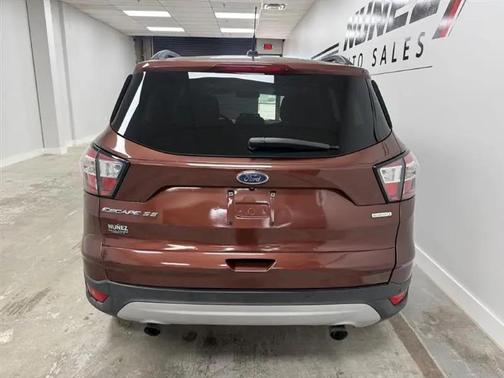 RED 2018 Ford Escape SE