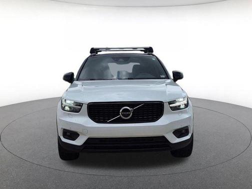 Crystal White Metallic 2020 Volvo XC40 T5 R-Design