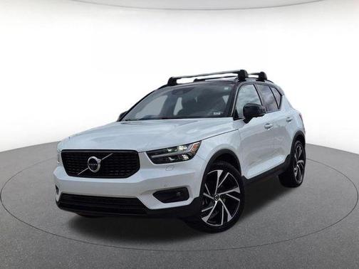 Crystal White Metallic 2020 Volvo XC40 T5 R-Design