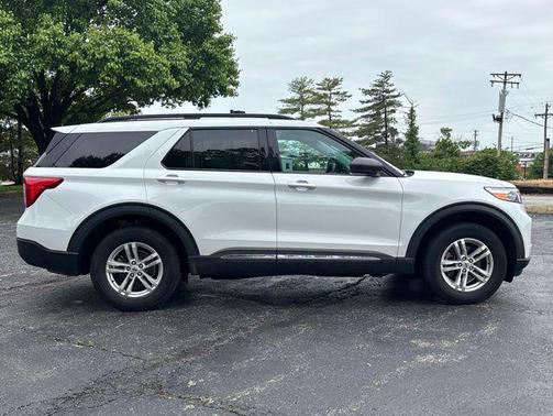 Oxford White 2023 Ford Explorer XLT