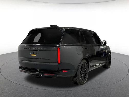 Santorini Black Metallic 2026 Land Rover Range Rover P400 SE 7 Seat