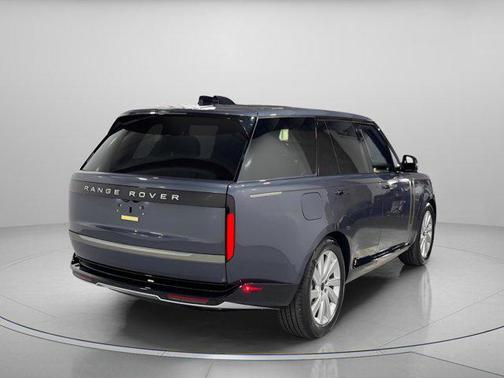 2026 Land Rover Range Rover P550e SE