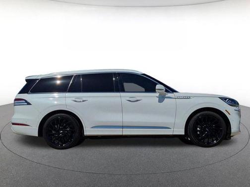 Pristine White Metallic Tri-Coat 2022 Lincoln Aviator Reserve