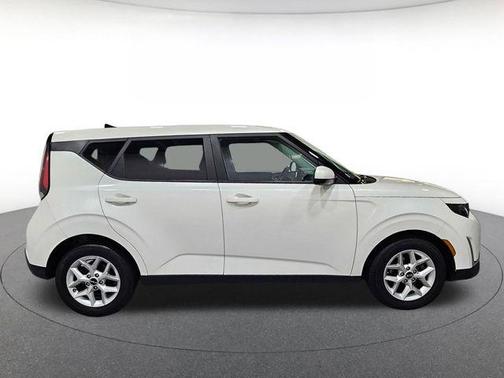Snow White Pearl 2023 Kia Soul LX