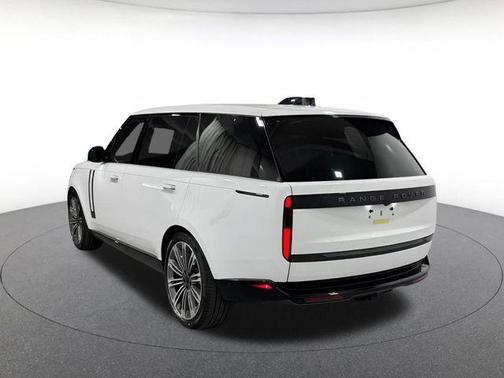 Fuji White 2026 Land Rover Range Rover P400 SE 7 Seat