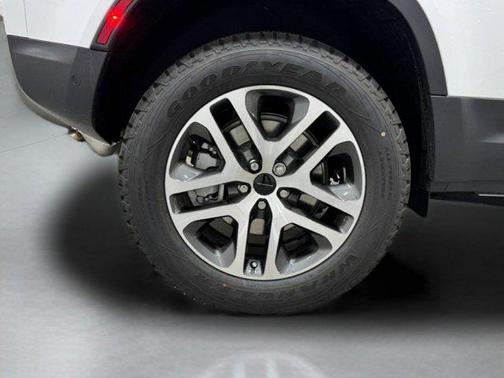 Fuji White 2026 Land Rover Defender P300 S