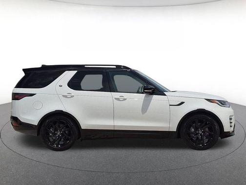 Fuji White 2025 Land Rover Discovery P300 Dynamic SE