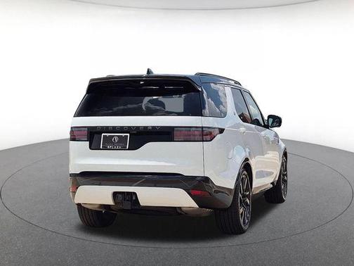 Fuji White 2025 Land Rover Discovery P300 Dynamic SE
