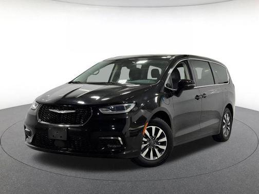 Brilliant Black Crystal Pearlcoat 2024 Chrysler Pacifica Hybrid Select