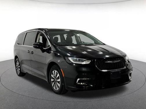 Brilliant Black Crystal Pearlcoat 2024 Chrysler Pacifica Hybrid Select
