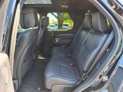 Santorini Black Metallic 2023 Land Rover Discovery P360 Metropolitan Edition