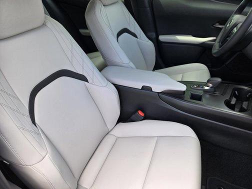 Iridium 2026 Lexus UX 300h Base