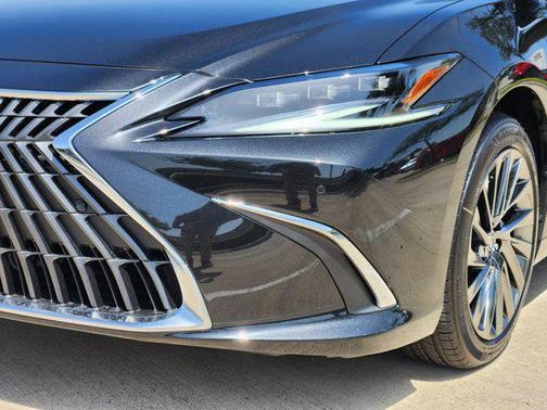 2025 Lexus ES 300h Ultra Luxury