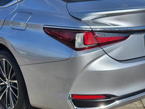 2025 Lexus ES 300h Premium