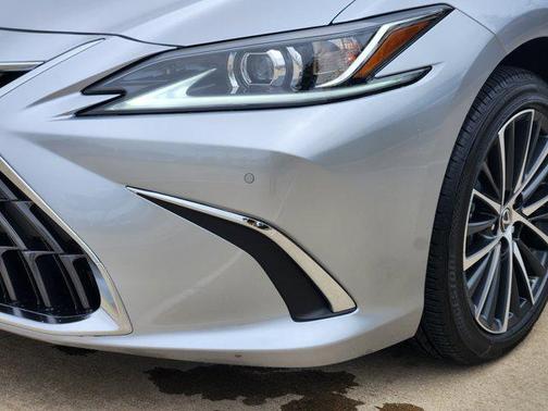 2025 Lexus ES 300h Base