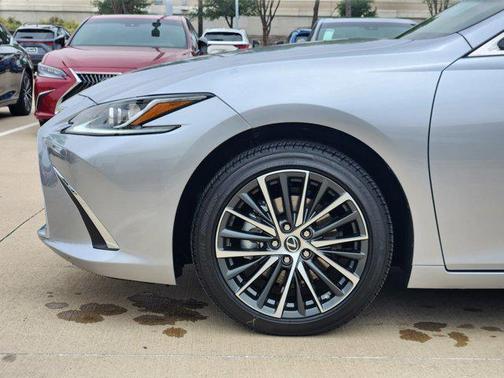 2025 Lexus ES 300h Base