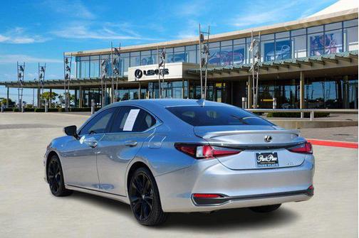 2024 Lexus ES 300h F SPORT Handling