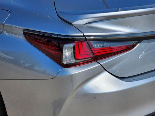 2024 Lexus ES 300h F SPORT Handling