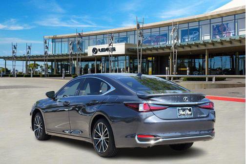 2025 Lexus ES 300h Base