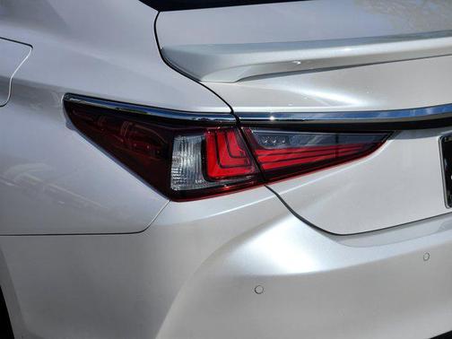 2024 Lexus ES 300h Luxury