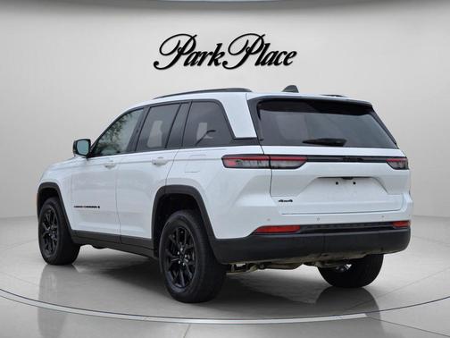 Bright White Clearcoat 2025 Jeep Grand Cherokee Altitude