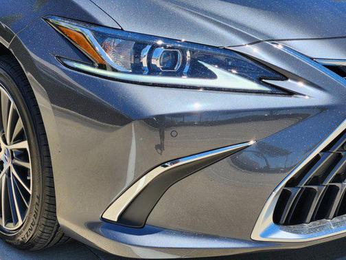 2025 Lexus ES 300h Base