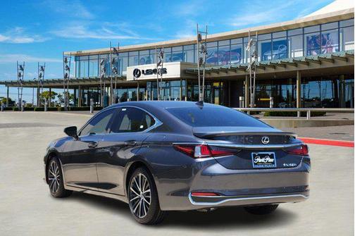 2025 Lexus ES 300h Base