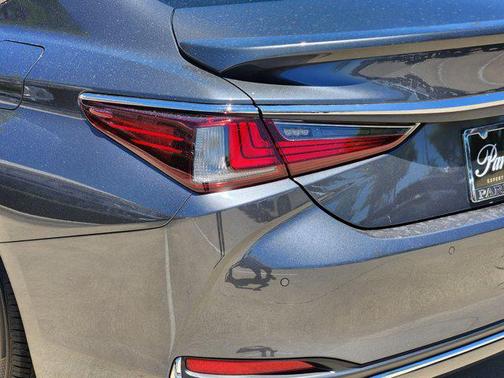 2025 Lexus ES 300h Base