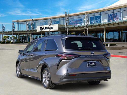 2023 Toyota Sienna XLE