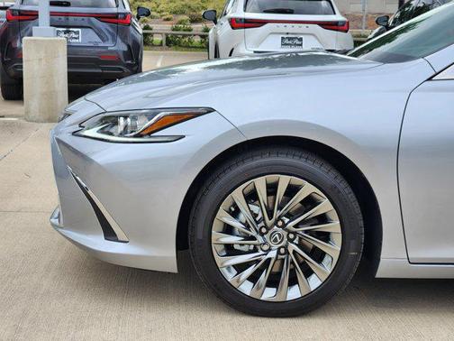 2025 Lexus ES 300h Luxury