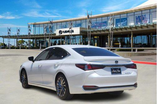 2025 Lexus ES 300h Ultra Luxury