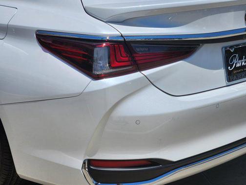 2025 Lexus ES 300h Ultra Luxury