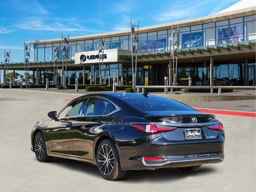 2025 Lexus ES 300h Base