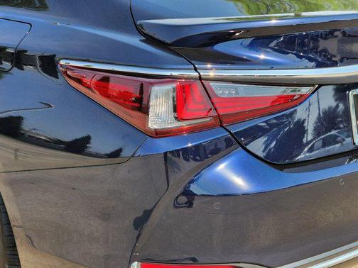 2024 Lexus ES 300h F SPORT Design