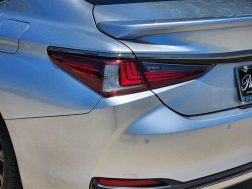 2024 Lexus ES 300h F SPORT Handling