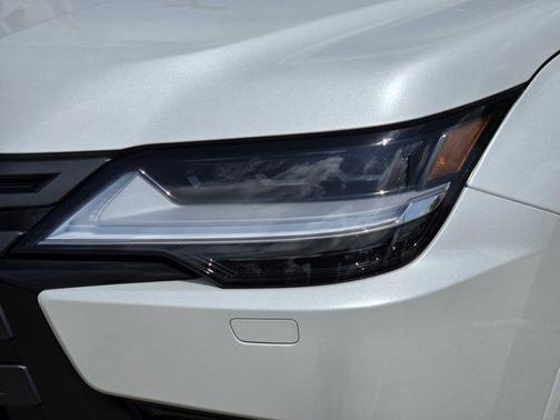 2025 Lexus LX 700h Luxury